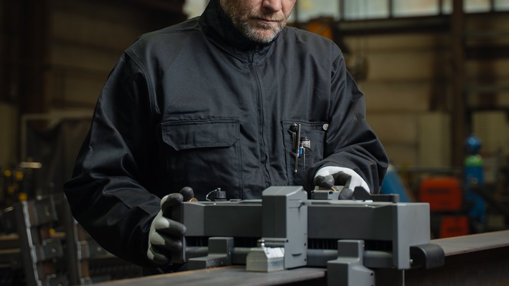 Professionnel travaillant avec l'outil numérique de mesure et de marquage BeamAce